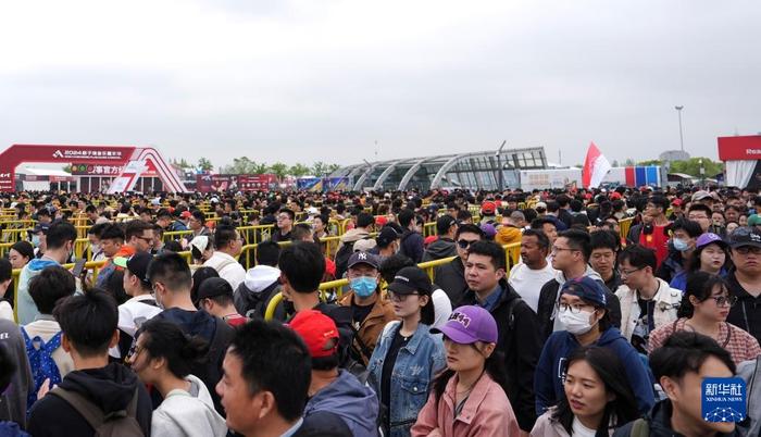 包含2025中国篮球季后赛战火连天，万人观赛热情高涨的词条