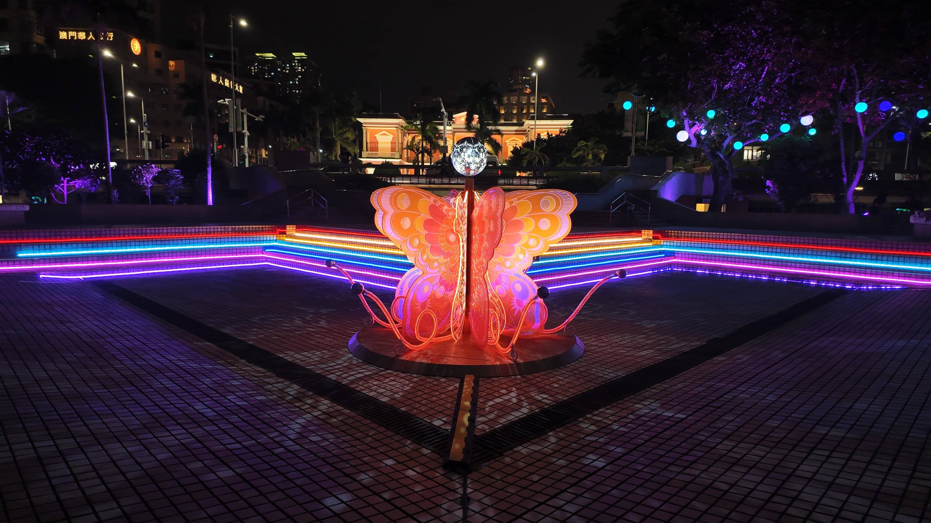 城市夜空灯光飞盘，光影中的极速瞬间的简单介绍
