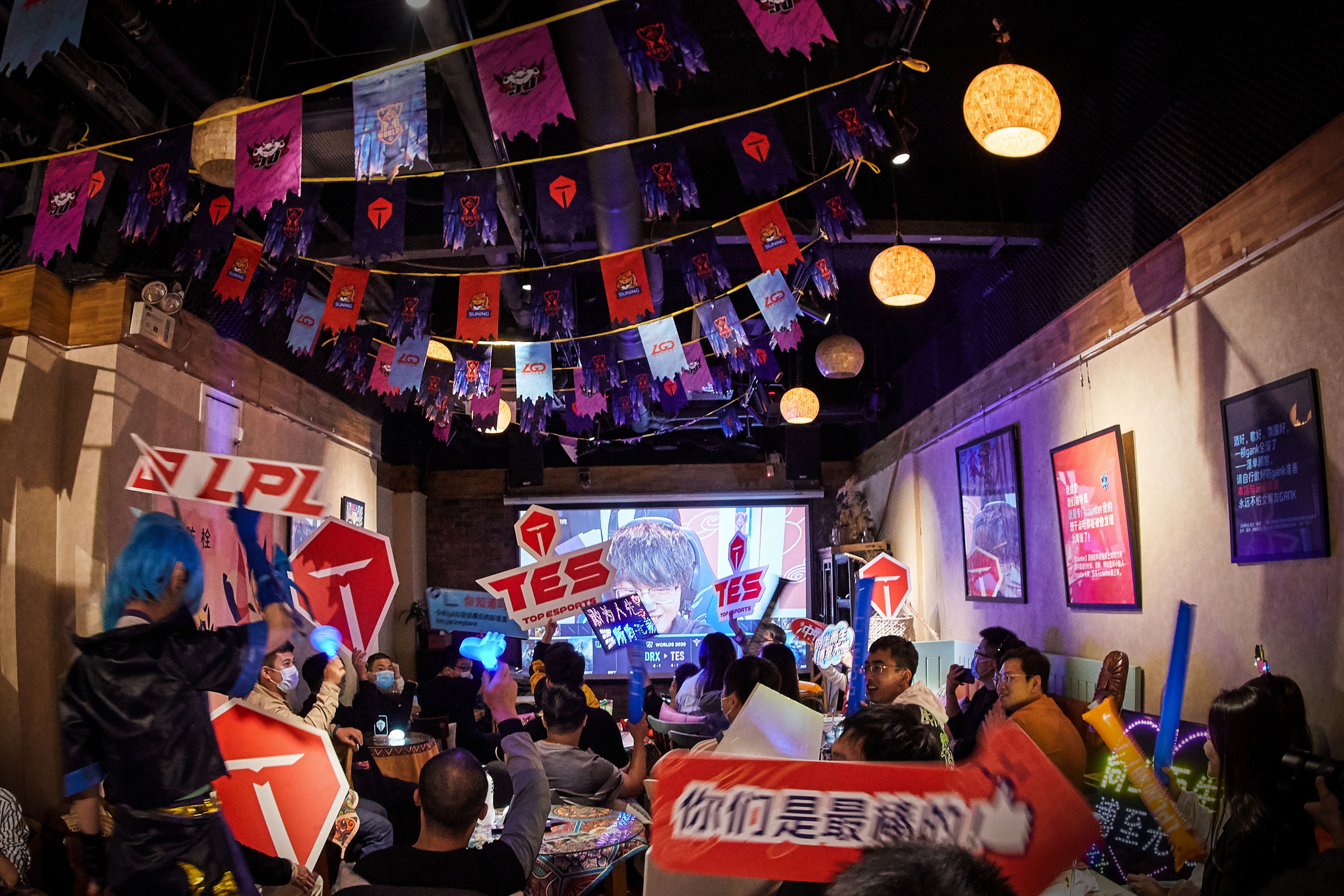 球迷自发：打造“最狂热”的观赛氛围