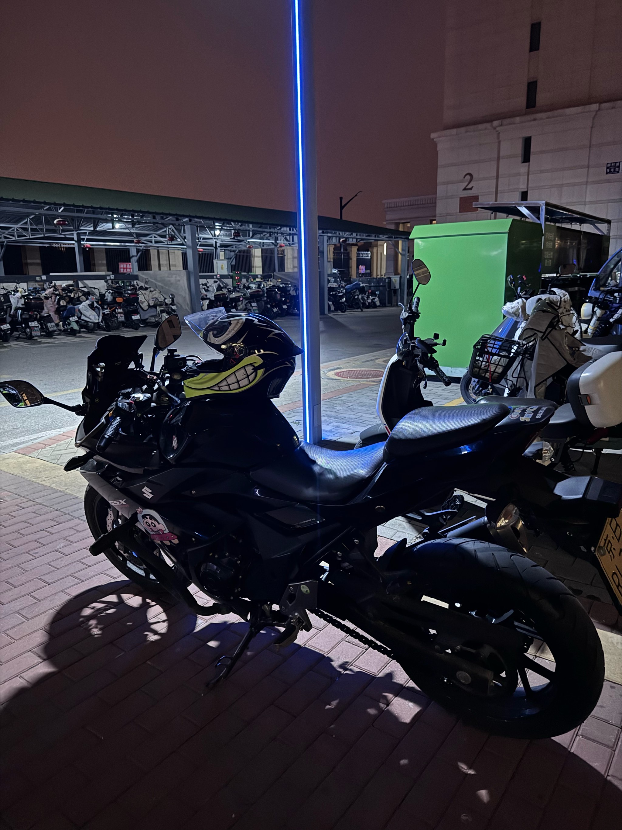 包含城市灯光水上摩托，青春夜色的极速追逐的词条
