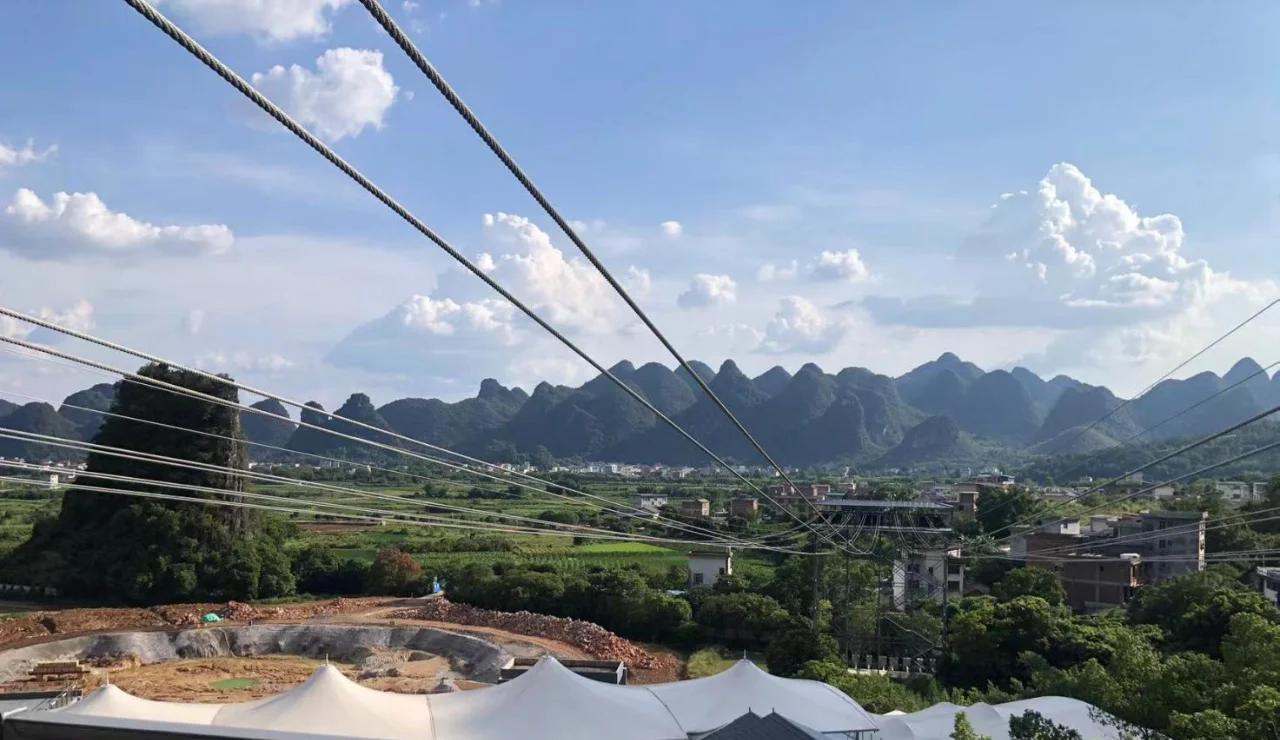 包含城市空中滑索，体验刺激的高空飞跃的词条