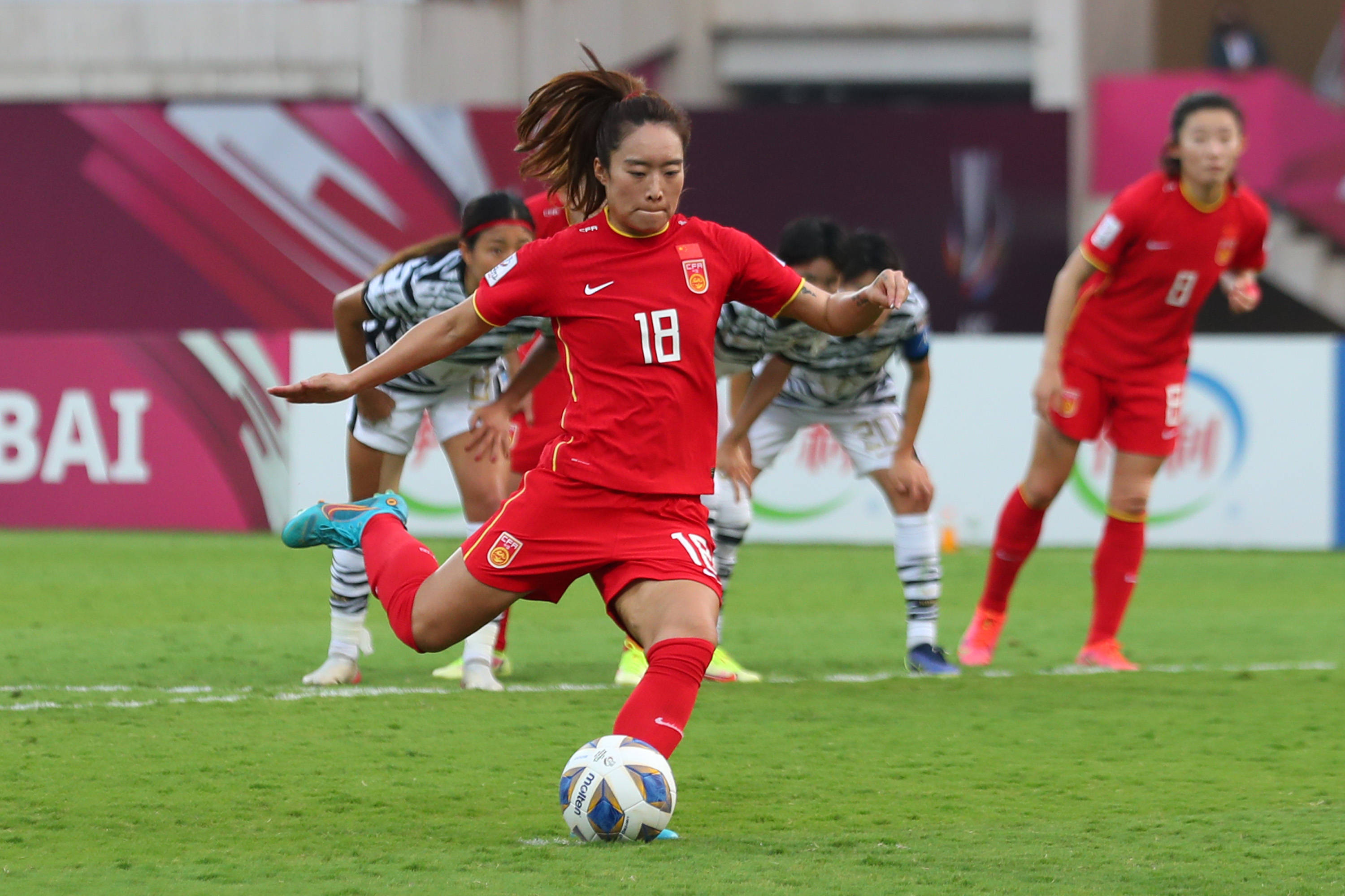 中国女足在国际赛场奋勇拼搏，展现青春风采