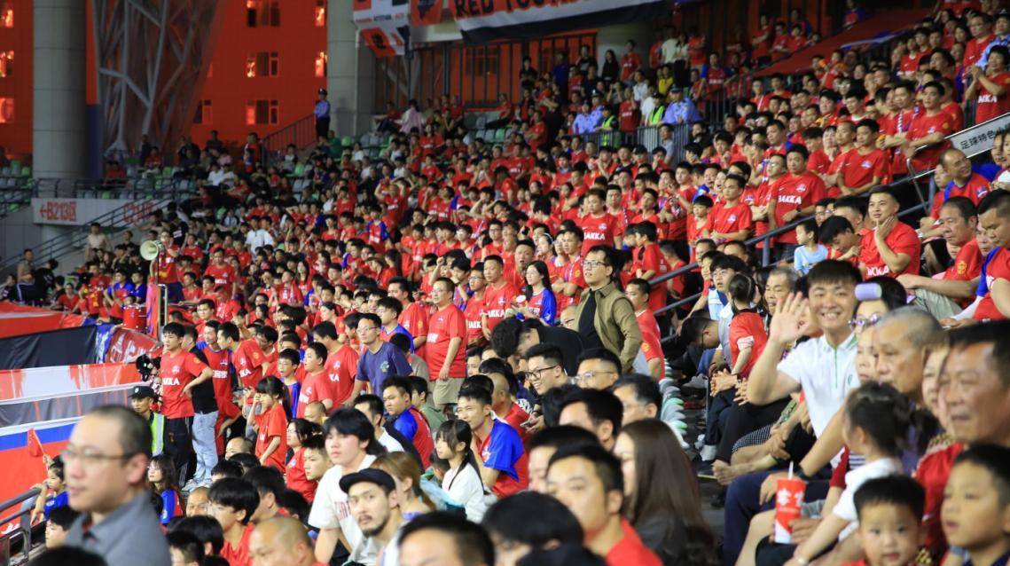 关于【球迷热情】现场气氛火爆，粉丝如何助威的信息