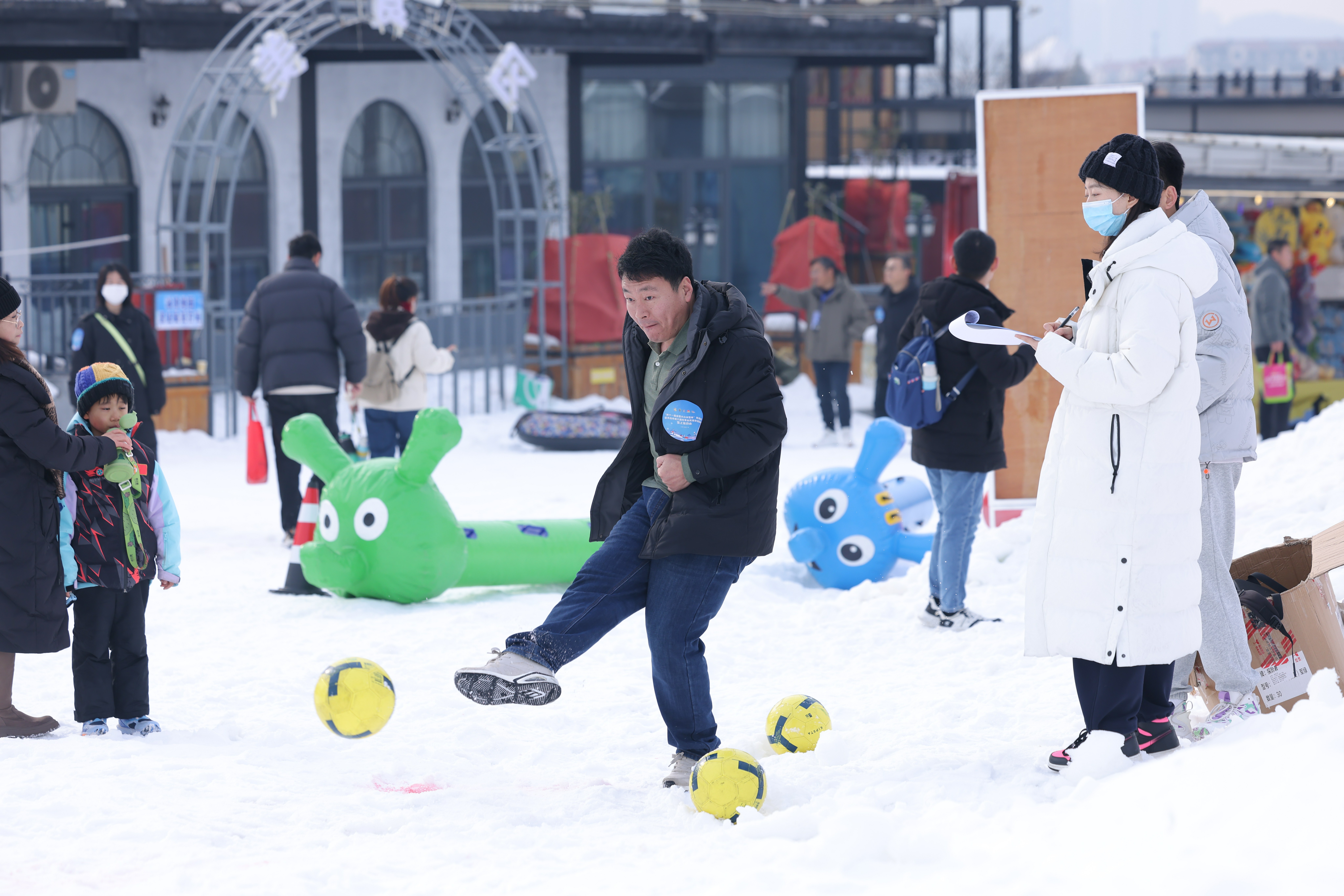 冬季雪地抢椅子赛，趣味横生的冰雪运动的简单介绍