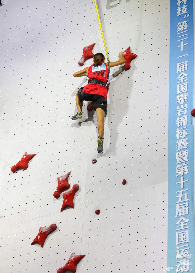 关于山地飞跃——高空绳索攀爬赛引人入胜的信息
