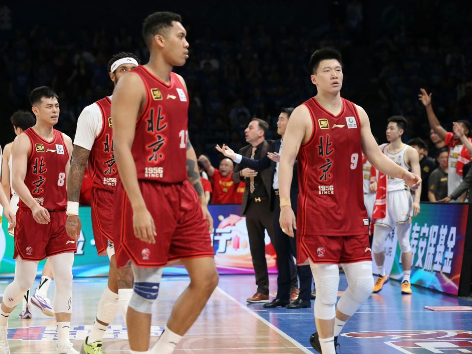 包含篮下争夺激烈：北京队篮板抢到48个，攻守两端占优的词条