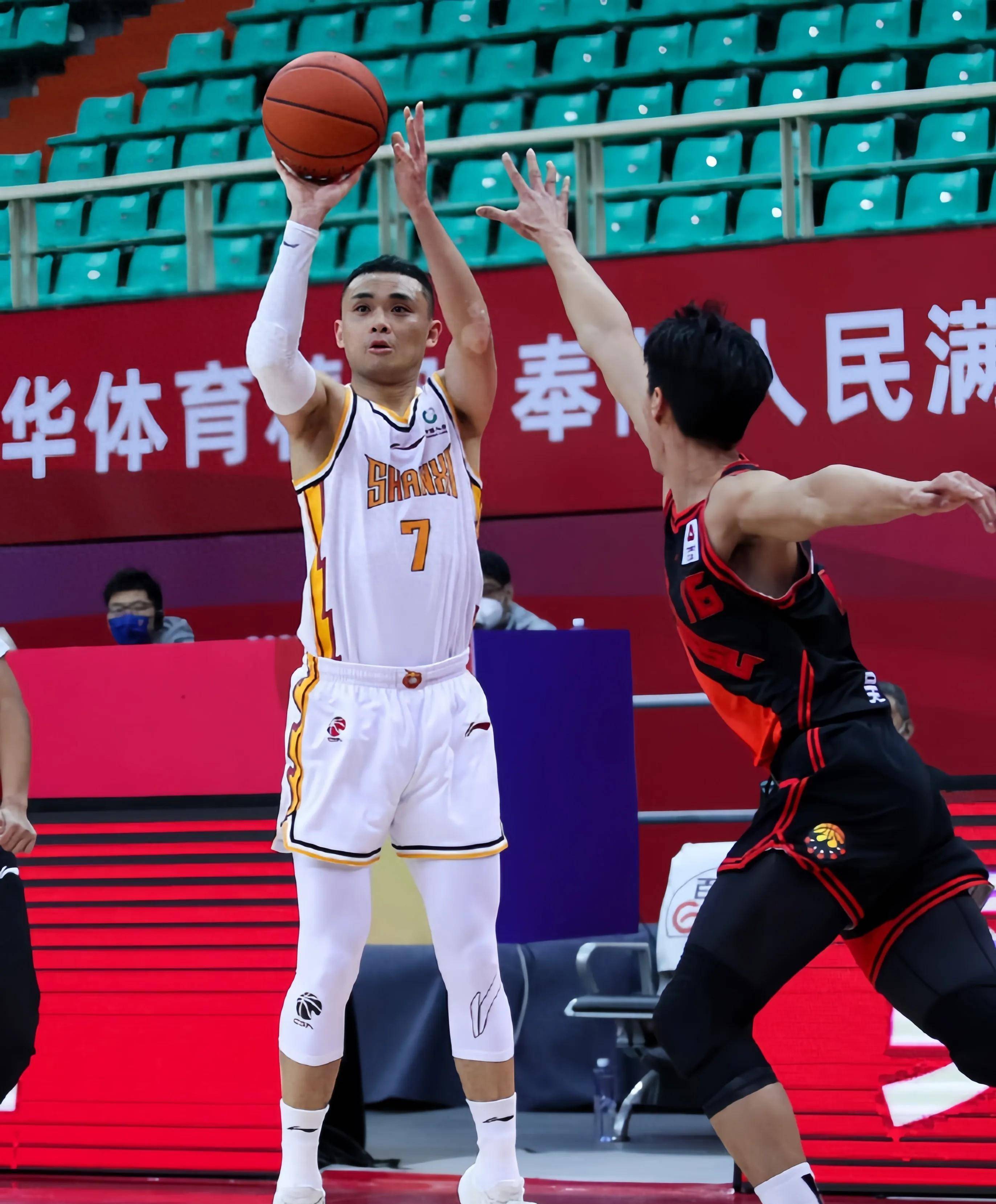 包含篮下争夺激烈：北京队篮板抢到48个，攻守两端占优的词条