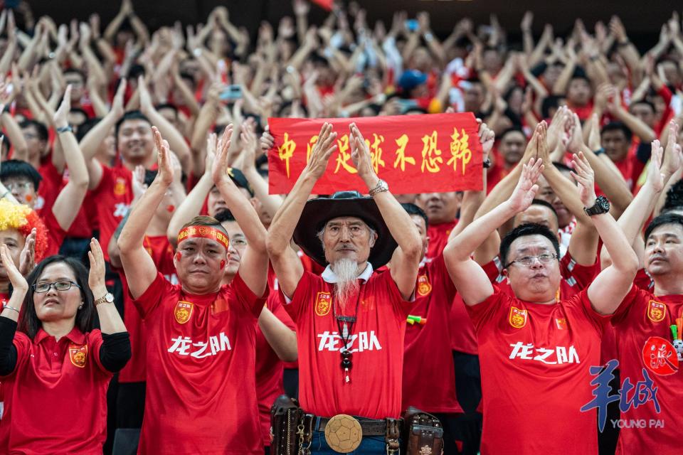 包含【现场气氛火爆】球迷疯狂助威点燃比赛激情的词条