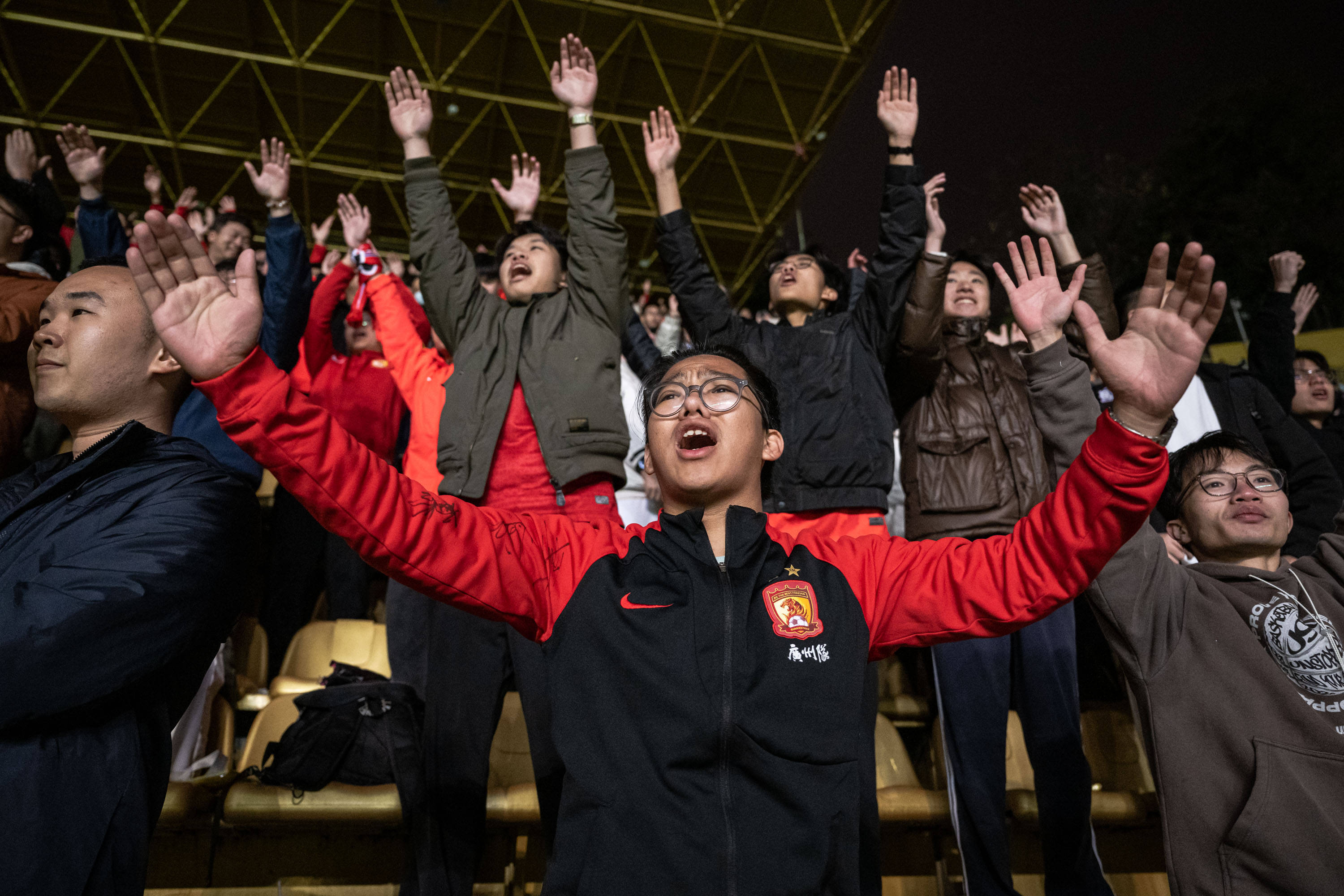 “球迷狂欢：最感人应援场面回顾”