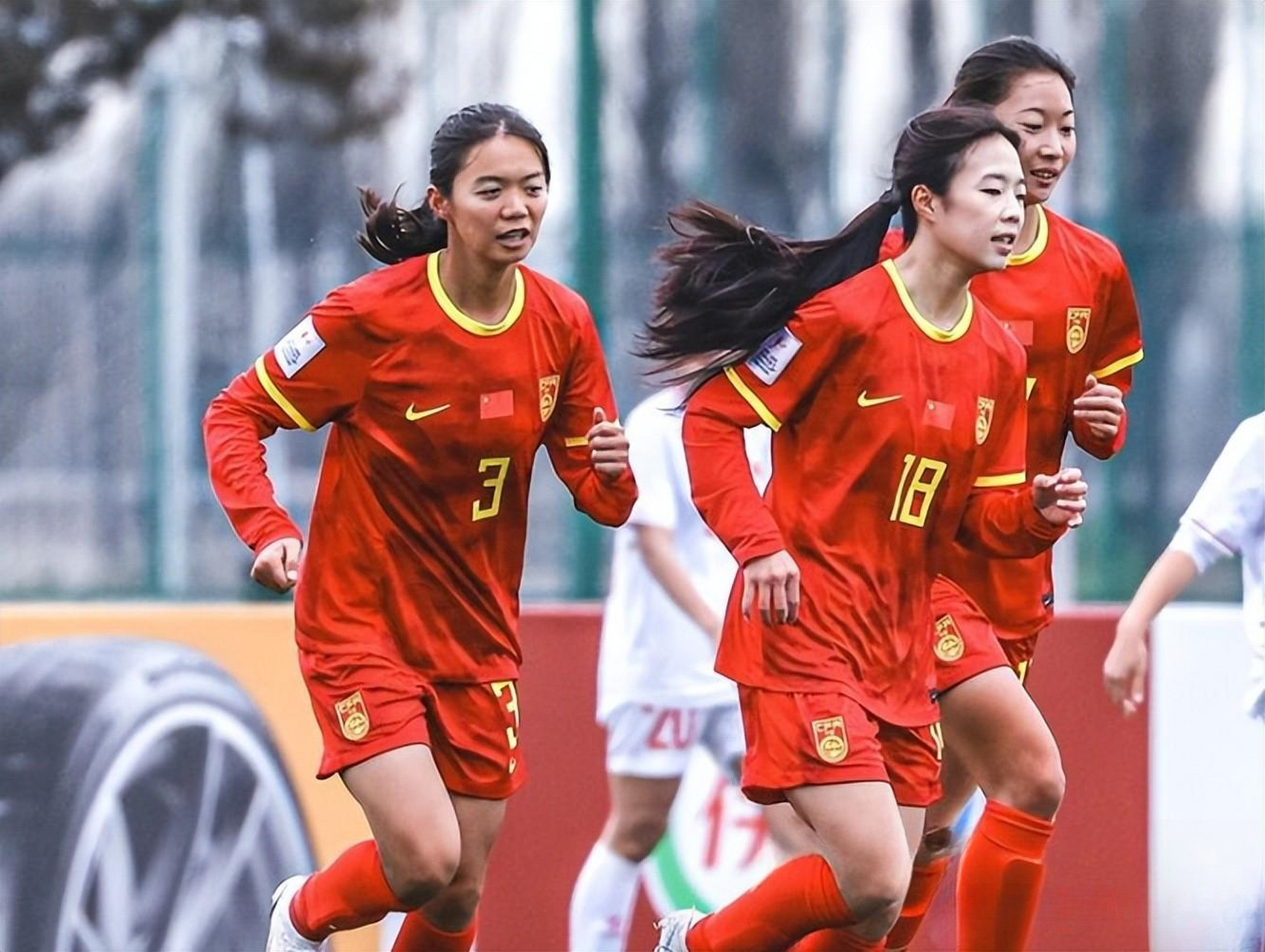 “中国女足备战亚洲杯，国脚锋线火力全开”