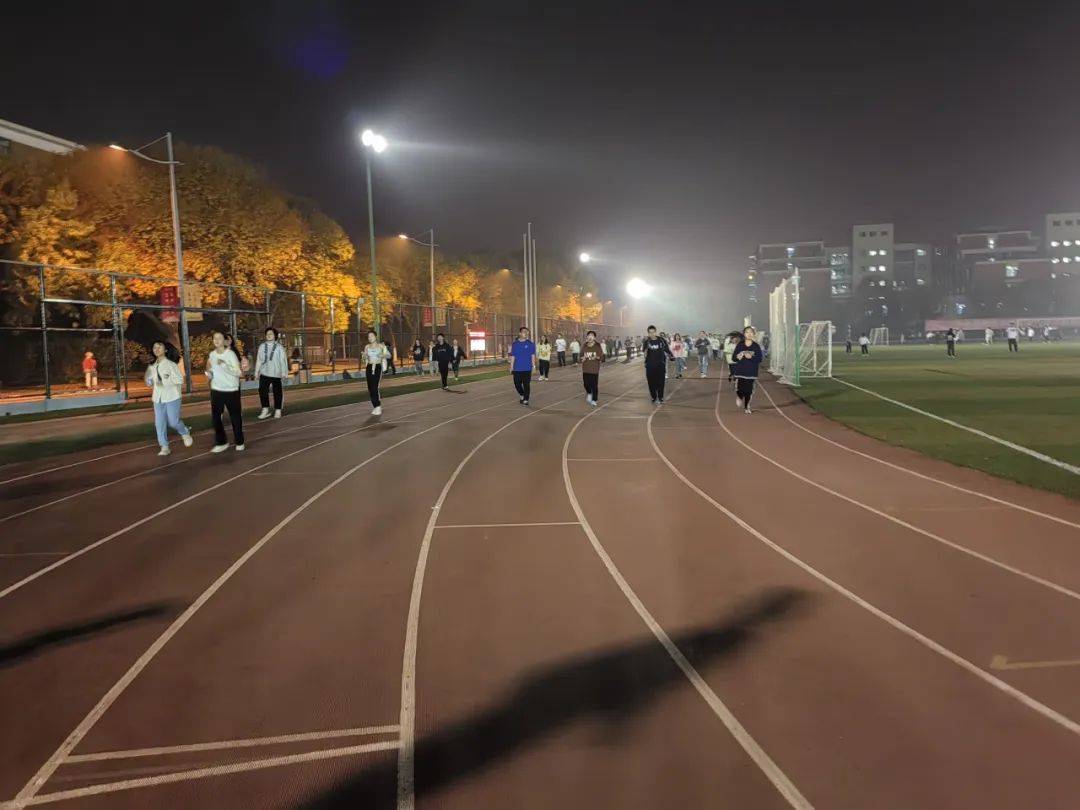 关于晚间灯光跑比赛，点亮城市的运动星空的信息