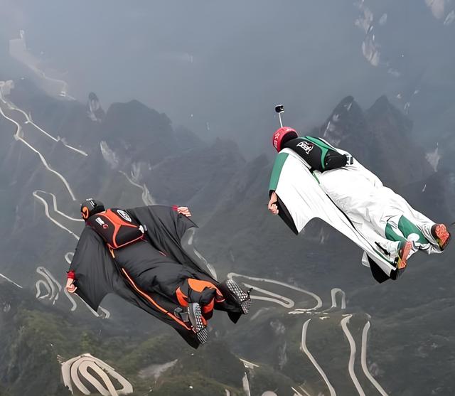 高原空中飞人表演，飞跃云端的运动奇观的简单介绍