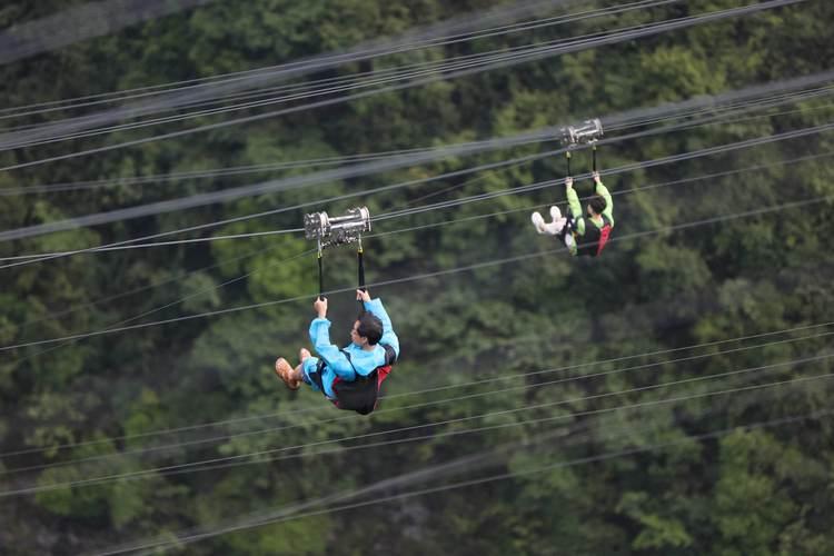 国际水上高空滑索比赛，飞跃山谷的极速体验