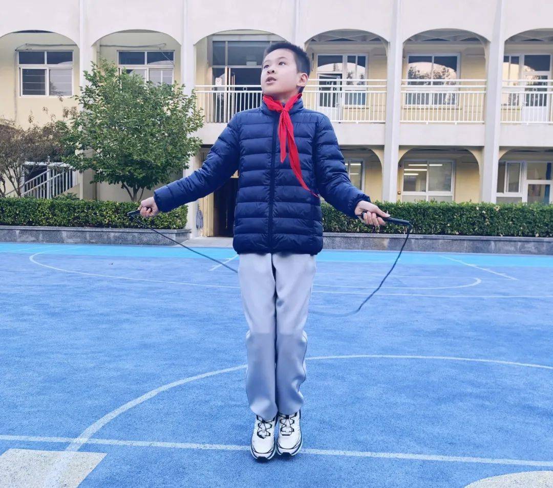 大型趣味空中跳绳比赛，运动与娱乐的完美融合