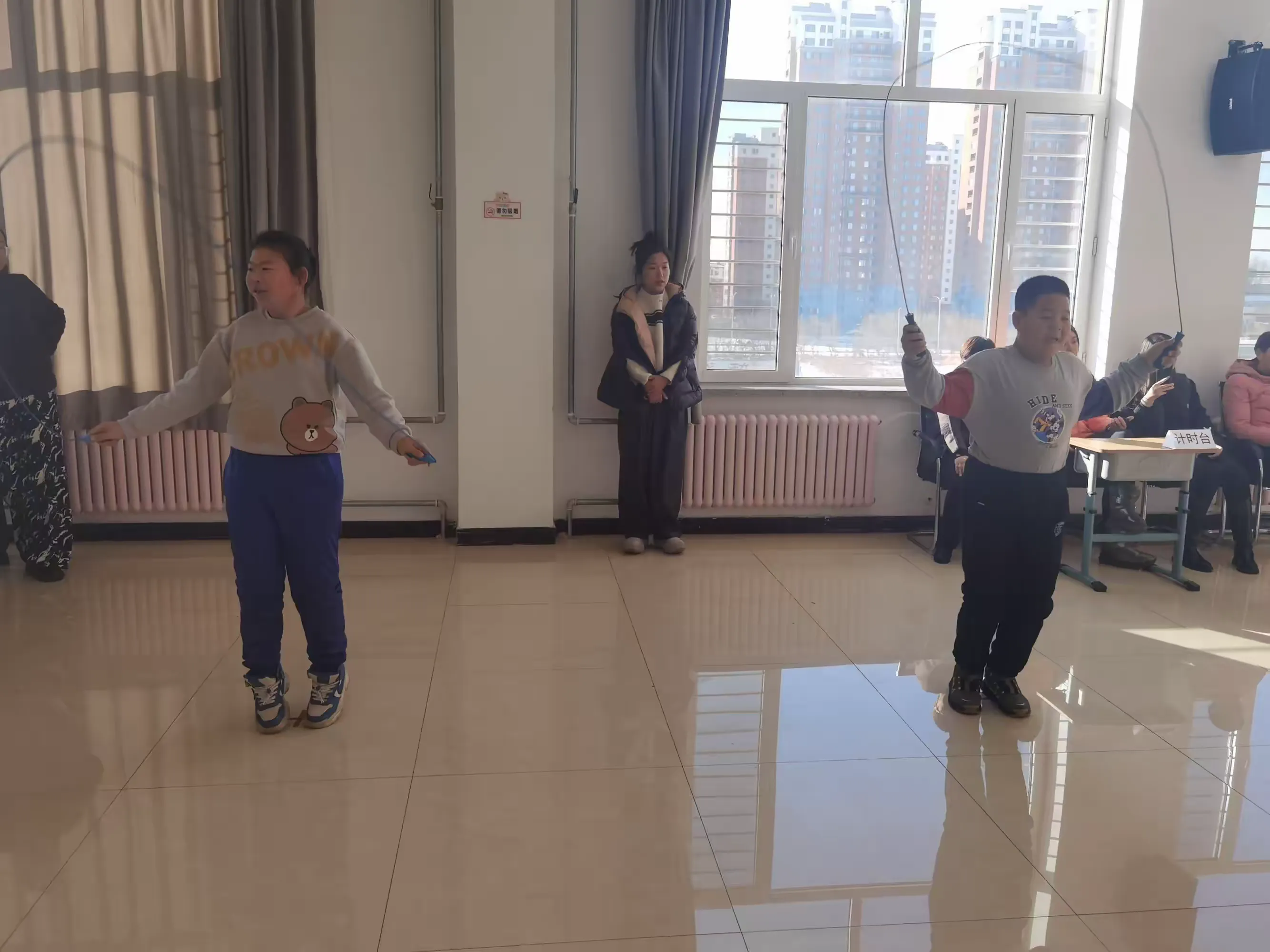 大型趣味空中跳绳比赛，运动与娱乐的完美融合
