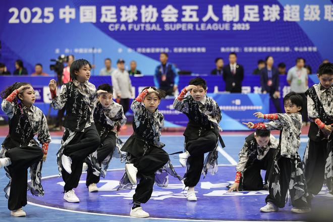 中国足球公益项目走进偏远地区，普及足球运动基础的简单介绍
