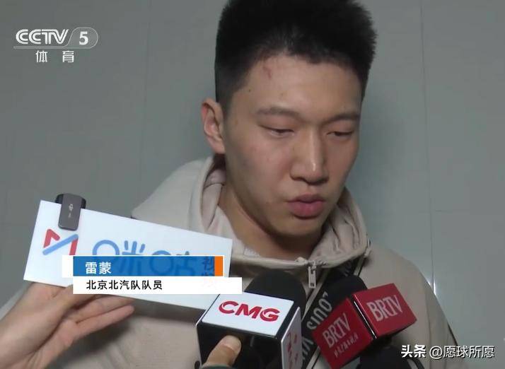 赛场瞬间：第四节北京队紧咬比分，王强的逆袭成为赛事焦点！