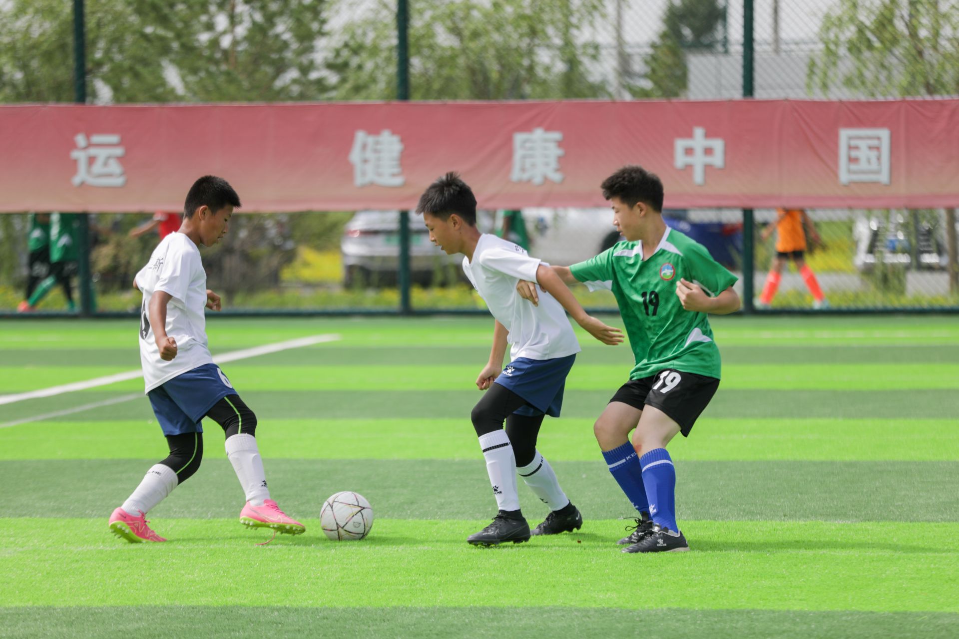 “青少年足球夏令营吸引全国各地青少年积极参与”