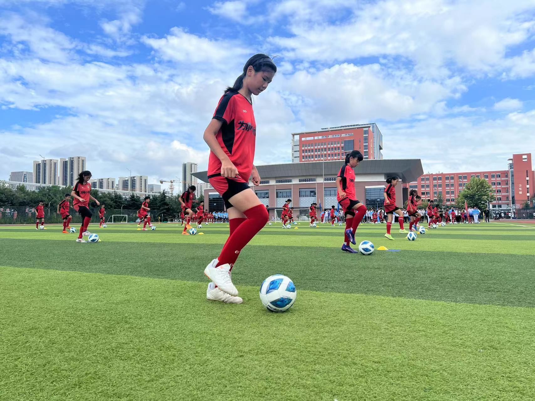 高校校园足球赛事精彩纷呈，激发学生足球热情