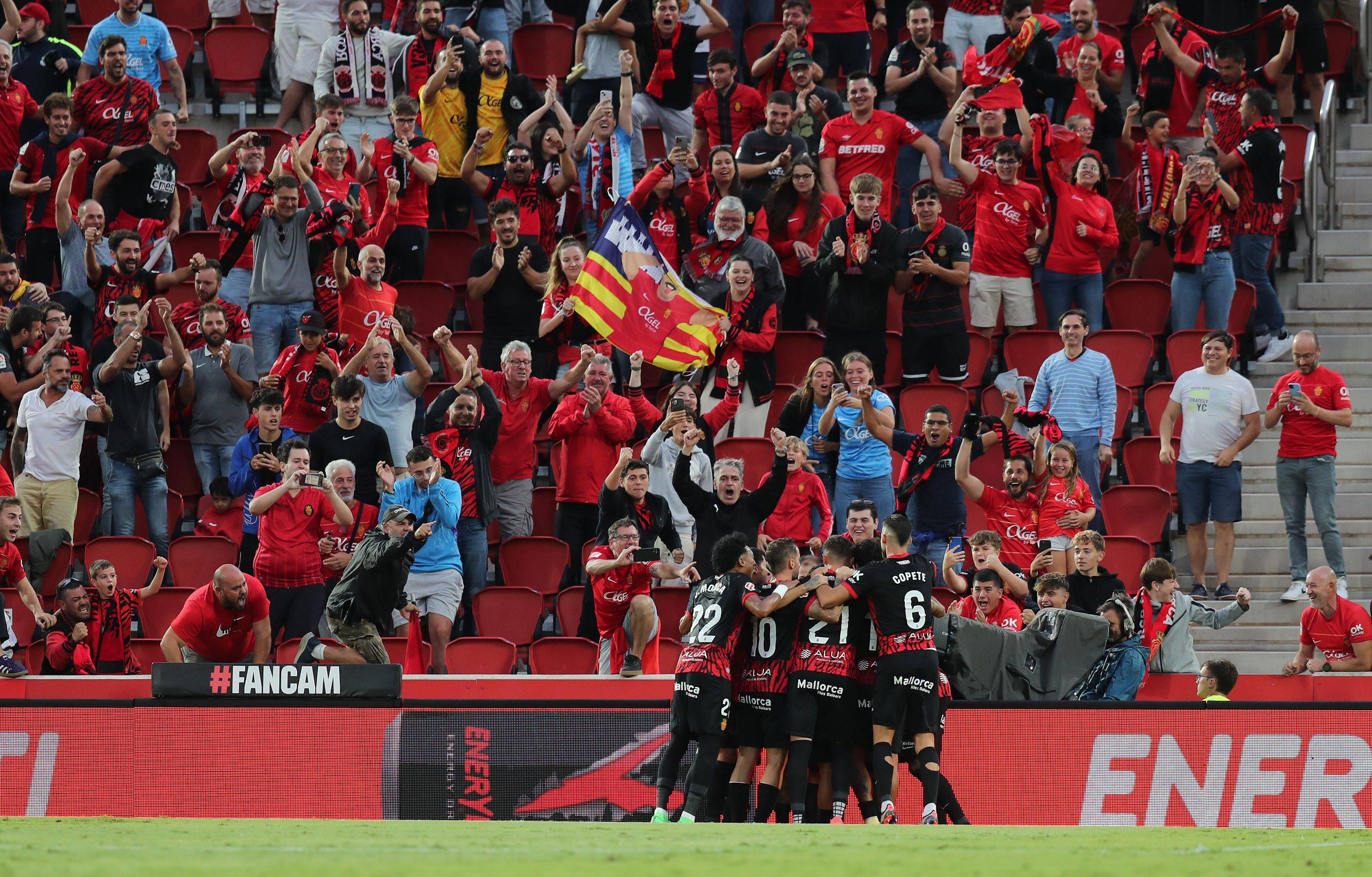 包含西甲：皇马在客场2-0完胜巴萨，领跑悬念持续升高的词条