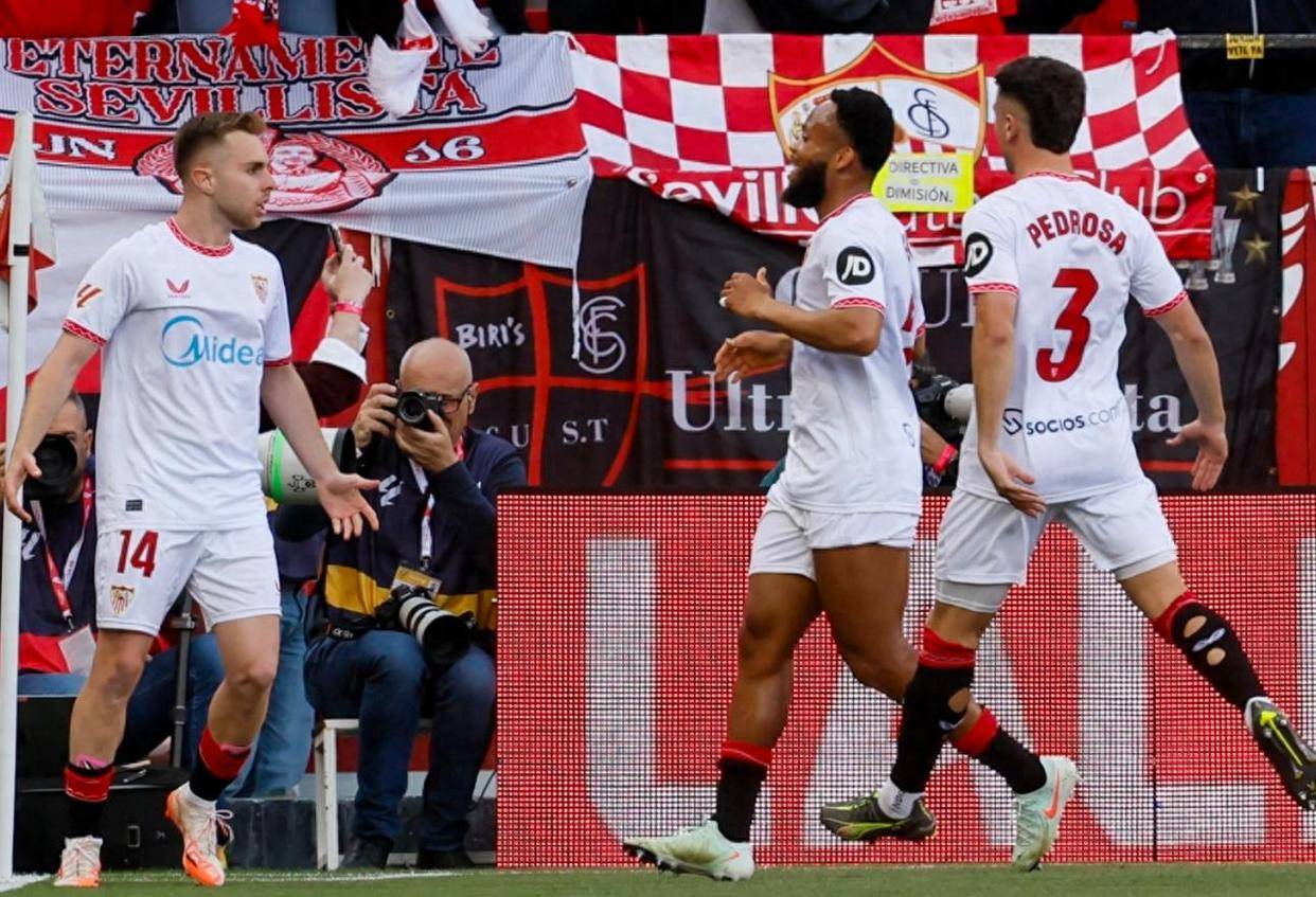 包含西甲：皇马在客场2-0完胜巴萨，领跑悬念持续升高的词条